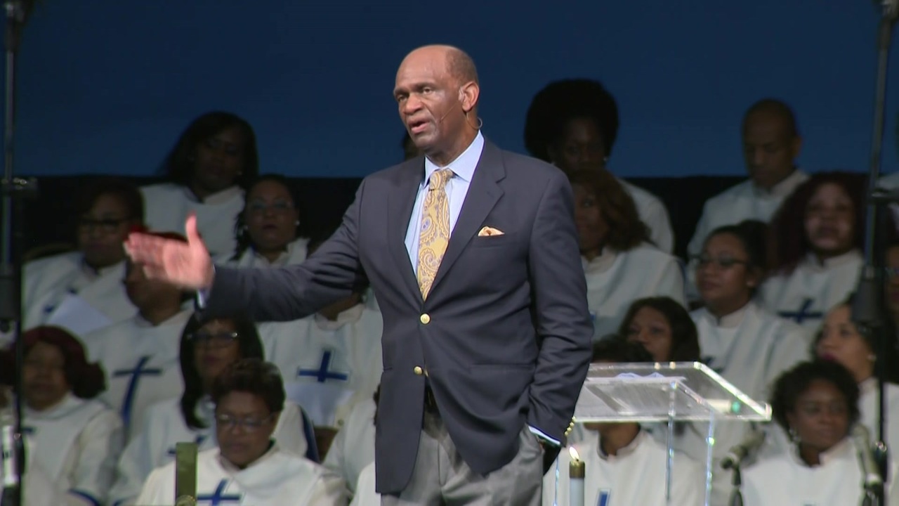 Pastor Kirbyjon Caldwell maintains innocence during Easter sermon
